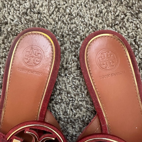 Tory Burch Metal Miller Embossed Sandals Red Apple Gold Logo Size 8.5 - Picture 3 of 4